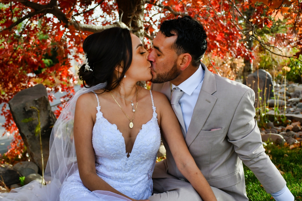 Elegante foto de novios en campo de golf en phoenix arizona